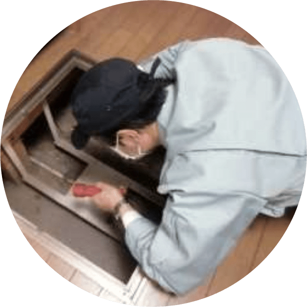 保険申請に必要な写真撮影をする様子