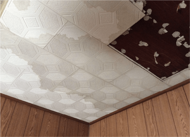 雨漏りの跡がある天井