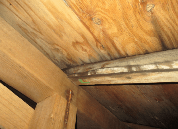 年季の入った屋根の柱